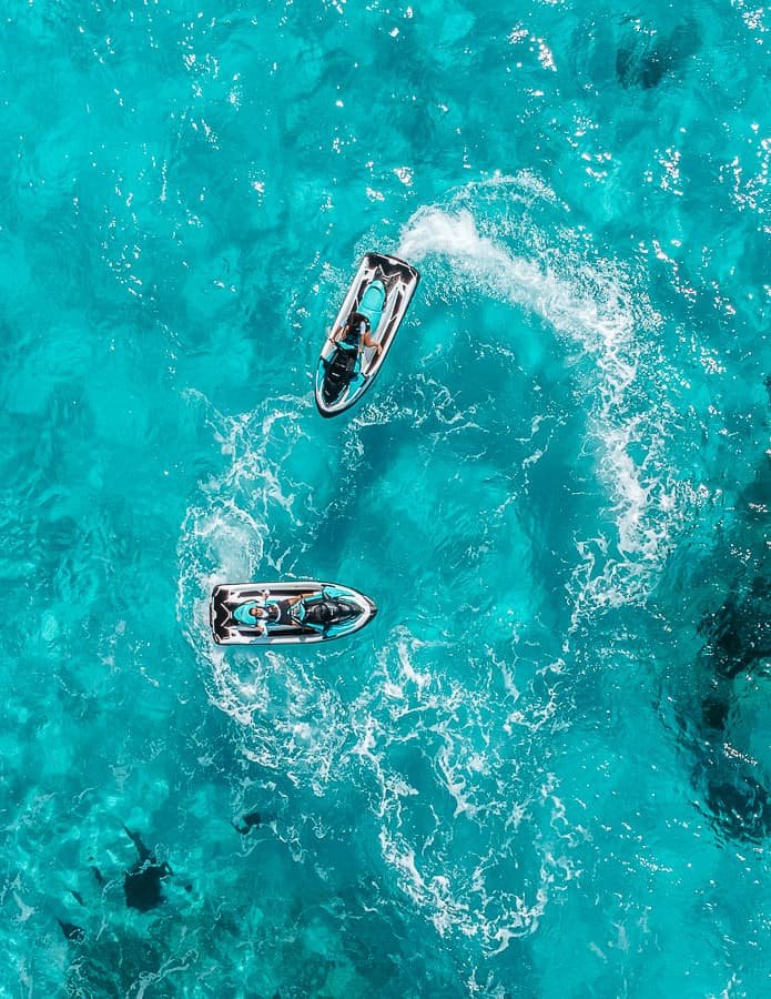 dos jet skis vistas desde un dron